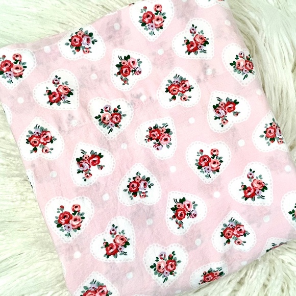 Cath Kidston "One full flat bed sheet in Lace Hearts" NWOT - Picture 4 of 5